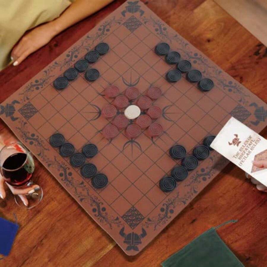 Board Game Vikings - HNEFATAFL: バイキングチェスボードゲーム、本格的な伝統的な2人用戦略ボードゲーム、チェス盤付きのトラベルゲーム。 アレザー